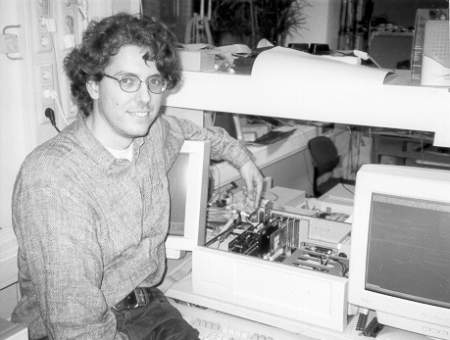 Claude Ackad neben einem Prototypen mit FPGA-Board